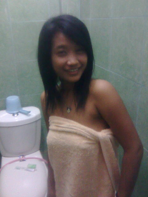 Ngintip cewek imut sedang mandi sambil pamer belahan dada payudara susu mulus